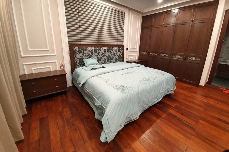 Toàn cảnh phòng ngủ và hệ tủ gỗ tại biệt thự Vinhomes Green Bay