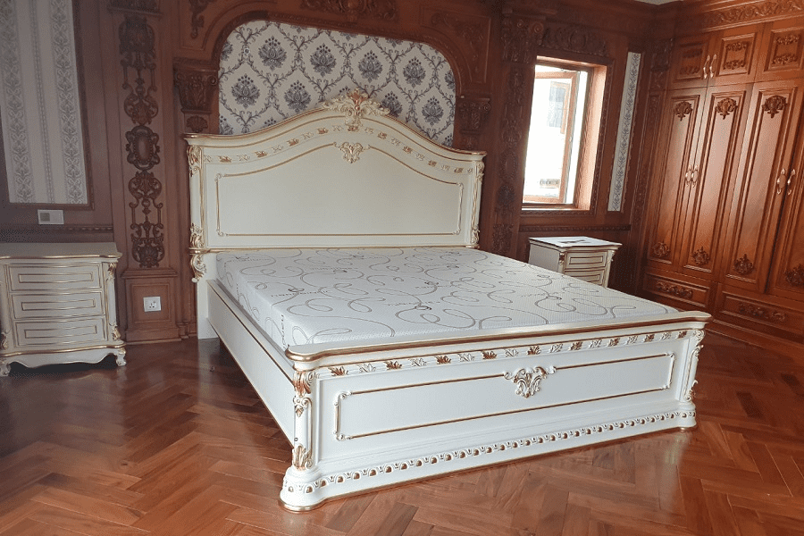 Nệm cao cấp trên giường tân cổ điển trắng viền vàng