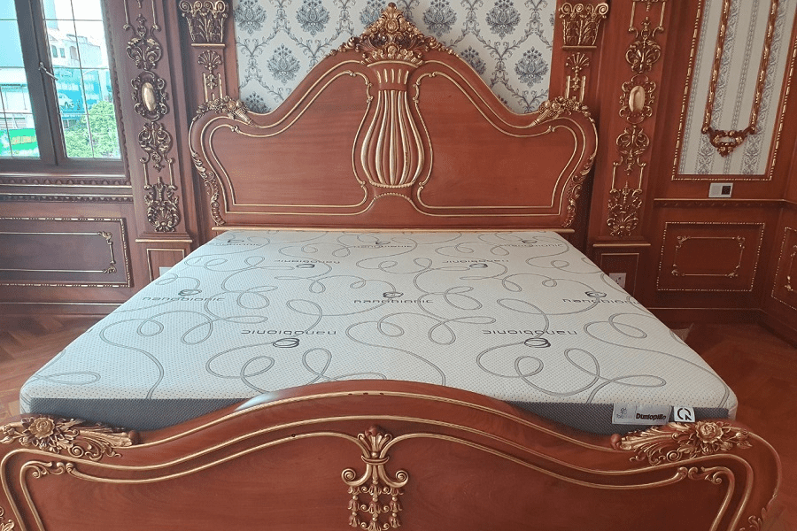 Nệm Dunlopillo trên giường gỗ chạm khắc tại biệt thự Mr. H