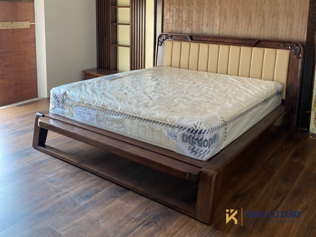 Nệm Dunlopillo được lắp đặt trên giường gỗ tại Dragon City