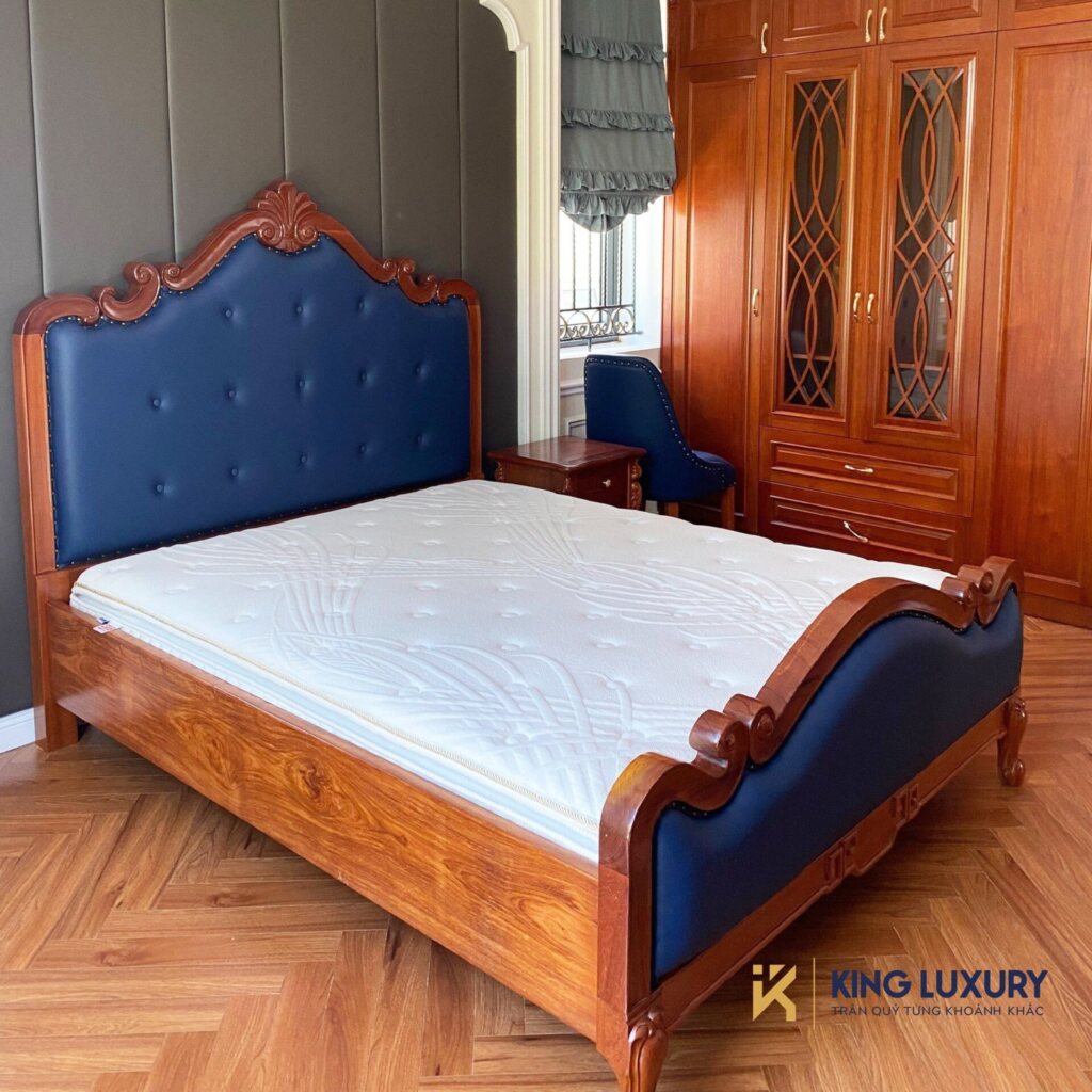Nệm cao cấp được bố trí trên giường gỗ tân cổ điển