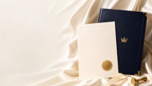 Bìa hồ sơ và chứng chỉ xác thực KingLuxury trên nền lụa kem